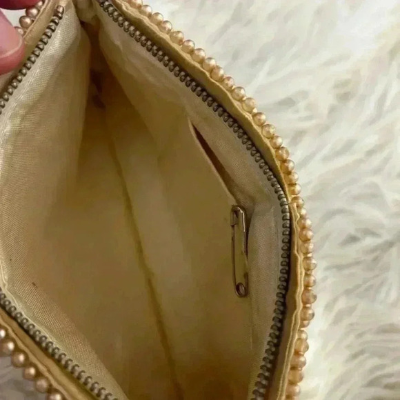 Vintage 1940s clutch purse.‎ Ivory color. Zipper closure. - Picture 7 of 9